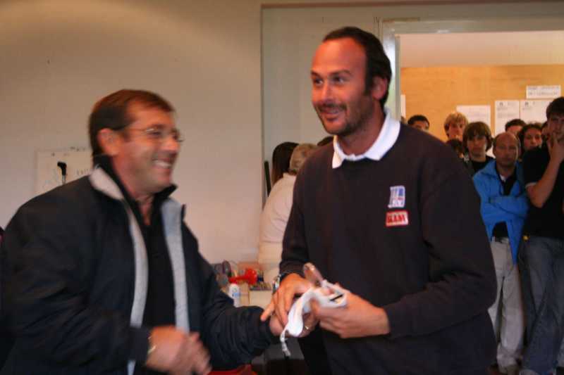 l'allenatore Egon Vigna ritira il premio per Marco Gallo 1 class. Laser S.